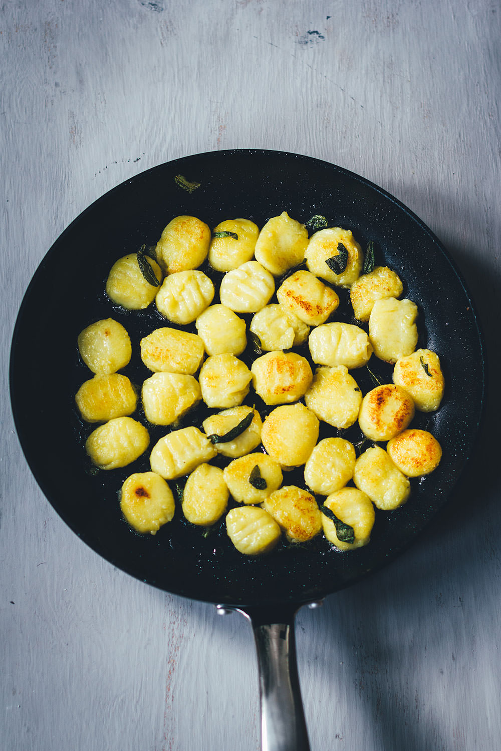Grundrezept für Gnocchi | einfache Kartoffel-Gnocchi aus Italien | moeyskitchen.com #gnocchi #italienischeküche #italienischkochen #kartoffelklöße #rezept #foodblog #foodblogger #grundrezept #selbstgemacht