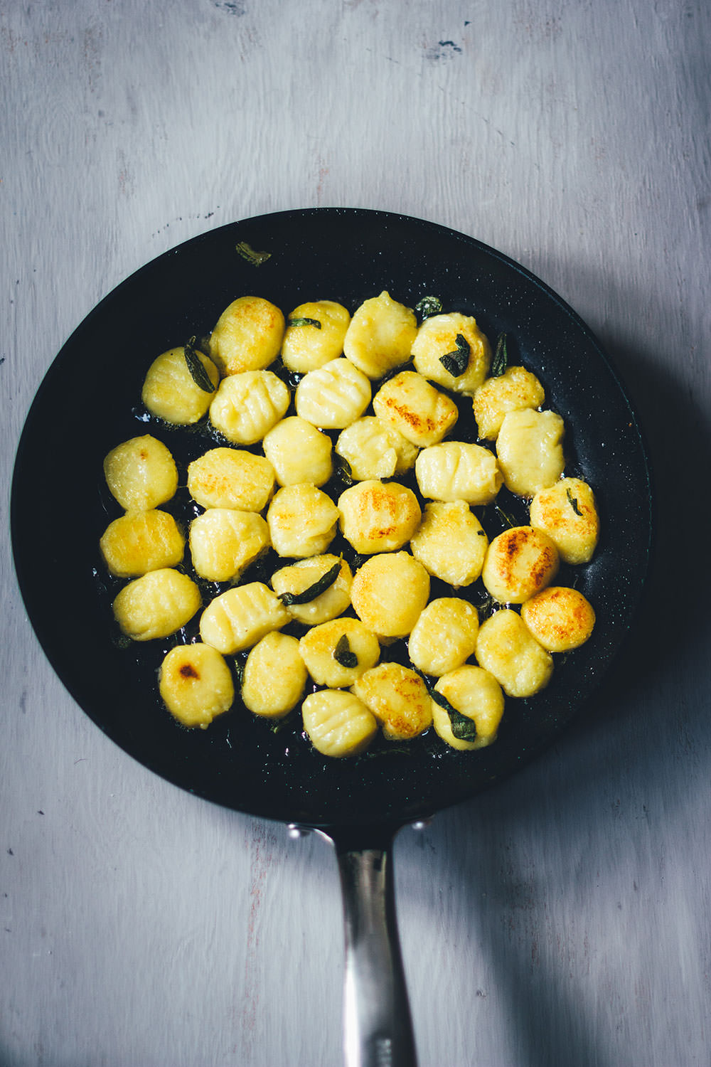 Grundrezept für Gnocchi | einfache Kartoffel-Gnocchi aus Italien | moeyskitchen.com #gnocchi #italienischeküche #italienischkochen #kartoffelklöße #rezept #foodblog #foodblogger #grundrezept #selbstgemacht