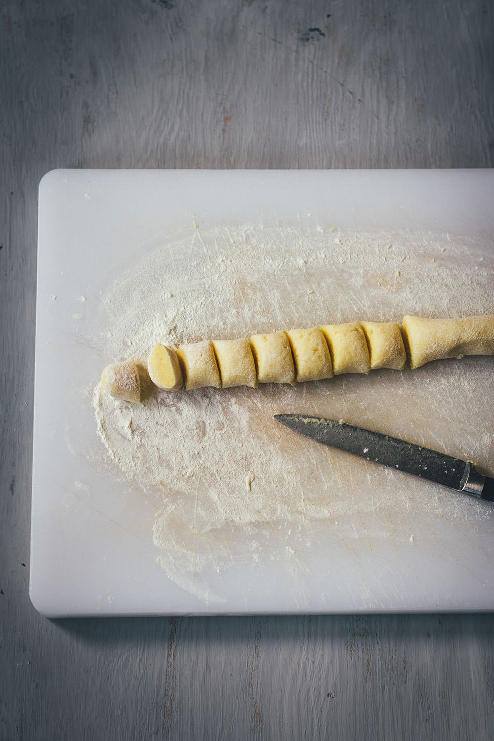 Grundrezept für Gnocchi | einfache Kartoffel-Gnocchi aus Italien | moeyskitchen.com #gnocchi #italienischeküche #italienischkochen #kartoffelklöße #rezept #foodblog #foodblogger #grundrezept #selbstgemacht