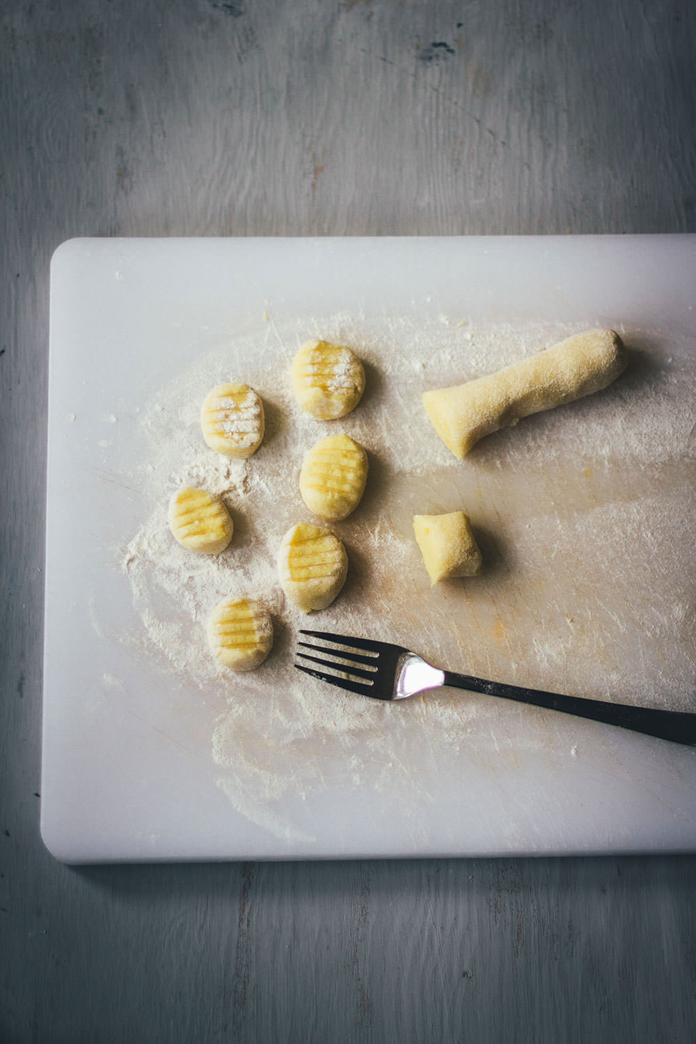 Grundrezept für Gnocchi | einfache Kartoffel-Gnocchi aus Italien | moeyskitchen.com #gnocchi #italienischeküche #italienischkochen #kartoffelklöße #rezept #foodblog #foodblogger #grundrezept #selbstgemacht