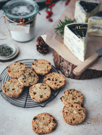 Käse-Cookies als Backmischung oder Kekse zum Verschenken | herzhaftes Shortbread mit Cranberries, Salzmandeln und Montagnolo | Weihnachtsgeschenke aus der Küche - kulinarische Geschenkidee als Alternative zu Weihnachtsplätzchen | moeyskitchen.com