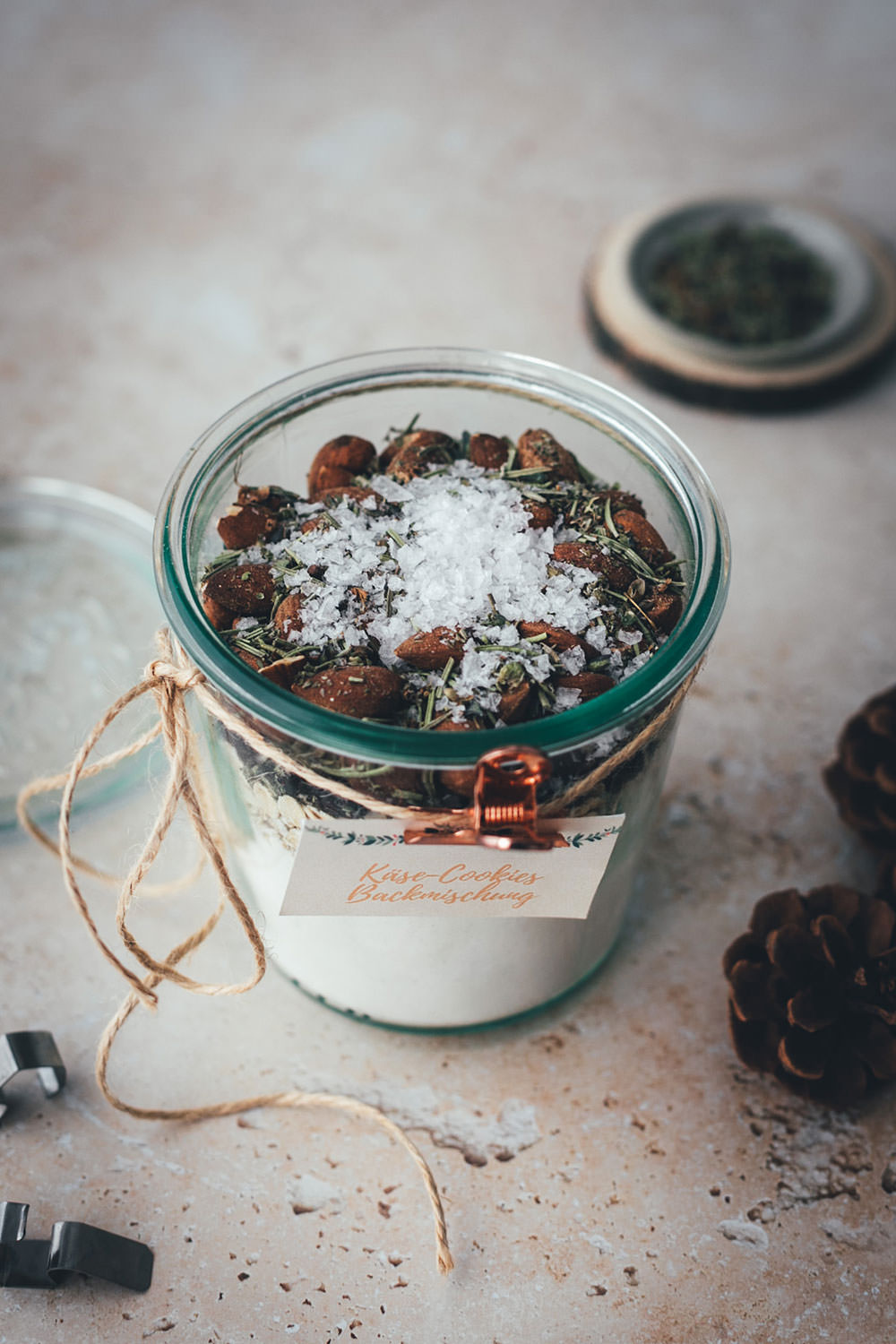 Käse-Cookies als Backmischung oder Kekse zum Verschenken | herzhaftes Shortbread mit Cranberries, Salzmandeln und Montagnolo | Weihnachtsgeschenke aus der Küche - kulinarische Geschenkidee als Alternative zu Weihnachtsplätzchen | moeyskitchen.com