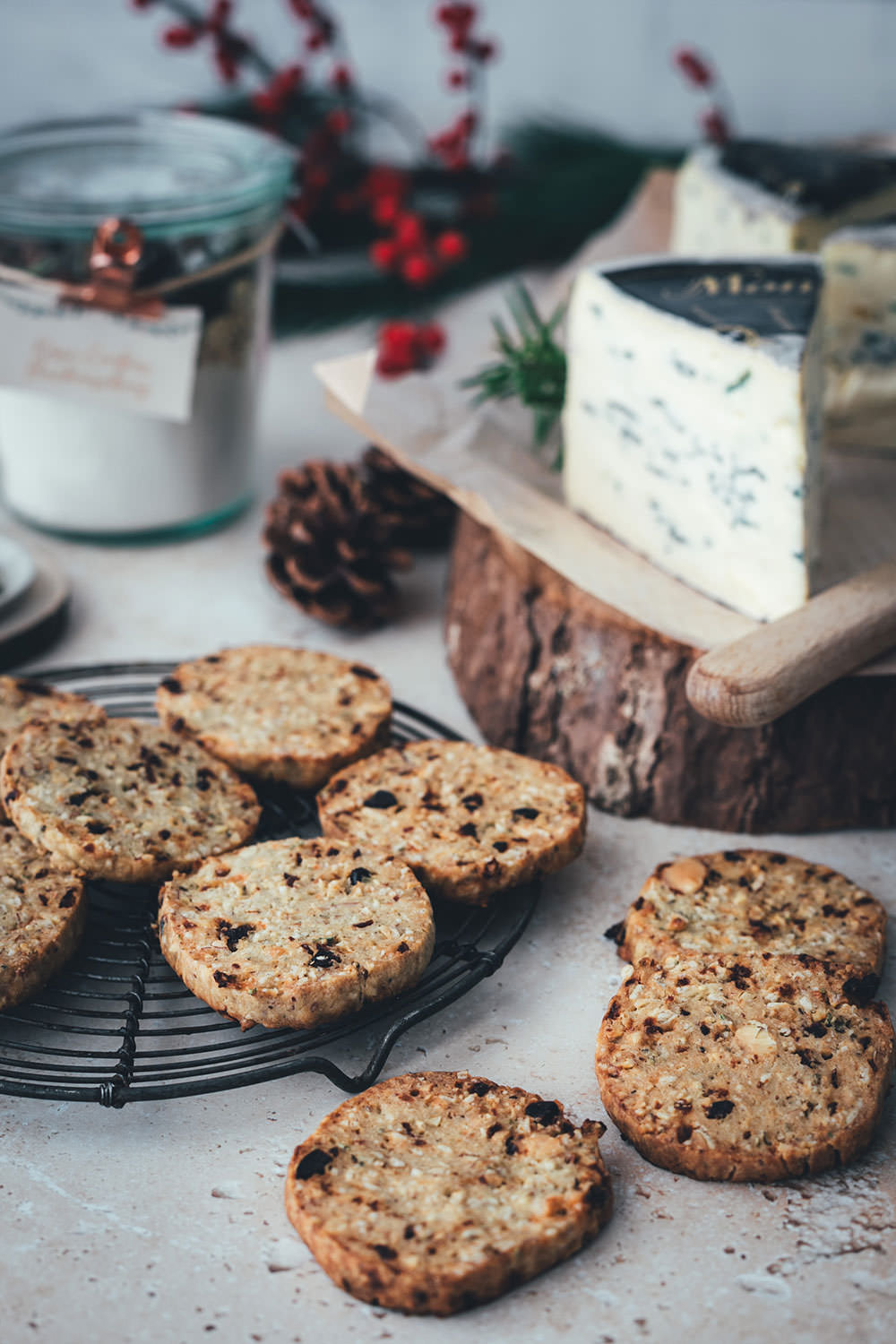 Käse-Cookies als Backmischung oder Kekse zum Verschenken | herzhaftes Shortbread mit Cranberries, Salzmandeln und Montagnolo | Weihnachtsgeschenke aus der Küche - kulinarische Geschenkidee als Alternative zu Weihnachtsplätzchen | moeyskitchen.com
