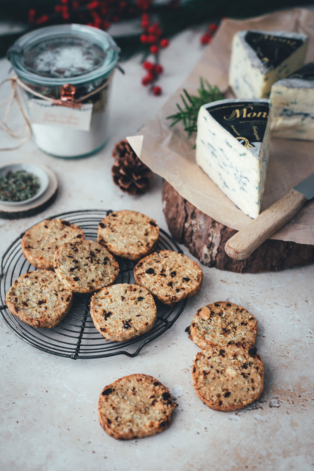 Käse-Cookies als Backmischung oder Kekse zum Verschenken | herzhaftes Shortbread mit Cranberries, Salzmandeln und Montagnolo | Weihnachtsgeschenke aus der Küche - kulinarische Geschenkidee als Alternative zu Weihnachtsplätzchen | moeyskitchen.com
