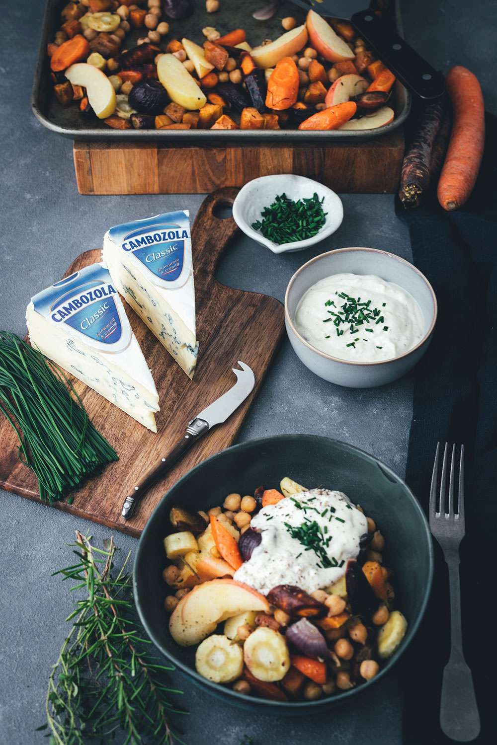 Rezept für herbstliches Ofengemüse mit CAMBOZOLA-Dip | bunte Möhren, Süßkartoffeln und Pastinaken treffen auf Apfel und Kichererbsen und werden mit einem würzigen Blauschimmelkäse-Dip serviert | moeyskitchen.com #ofengemüse #vomblech #sheetpan #onepandinner #vegetarisch #gemüseküche #imherbst #schnellgemacht #rezept #foodblogger