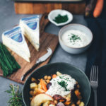 Rezept für herbstliches Ofengemüse mit CAMBOZOLA-Dip | bunte Möhren, Süßkartoffeln und Pastinaken treffen auf Apfel und Kichererbsen und werden mit einem würzigen Blauschimmelkäse-Dip serviert | moeyskitchen.com #ofengemüse #vomblech #sheetpan #onepandinner #vegetarisch #gemüseküche #imherbst #schnellgemacht #rezept #foodblogger