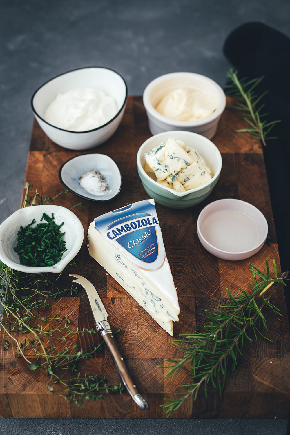 Rezept für herbstliches Ofengemüse mit CAMBOZOLA-Dip | bunte Möhren, Süßkartoffeln und Pastinaken treffen auf Apfel und Kichererbsen und werden mit einem würzigen Blauschimmelkäse-Dip serviert | moeyskitchen.com #ofengemüse #vomblech #sheetpan #onepandinner #vegetarisch #gemüseküche #imherbst #schnellgemacht #rezept #foodblogger