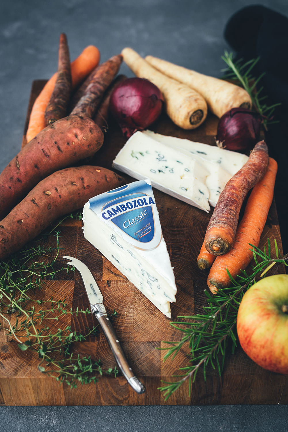 Rezept für herbstliches Ofengemüse mit CAMBOZOLA-Dip | bunte Möhren, Süßkartoffeln und Pastinaken treffen auf Apfel und Kichererbsen und werden mit einem würzigen Blauschimmelkäse-Dip serviert | moeyskitchen.com #ofengemüse #vomblech #sheetpan #onepandinner #vegetarisch #gemüseküche #imherbst #schnellgemacht #rezept #foodblogger
