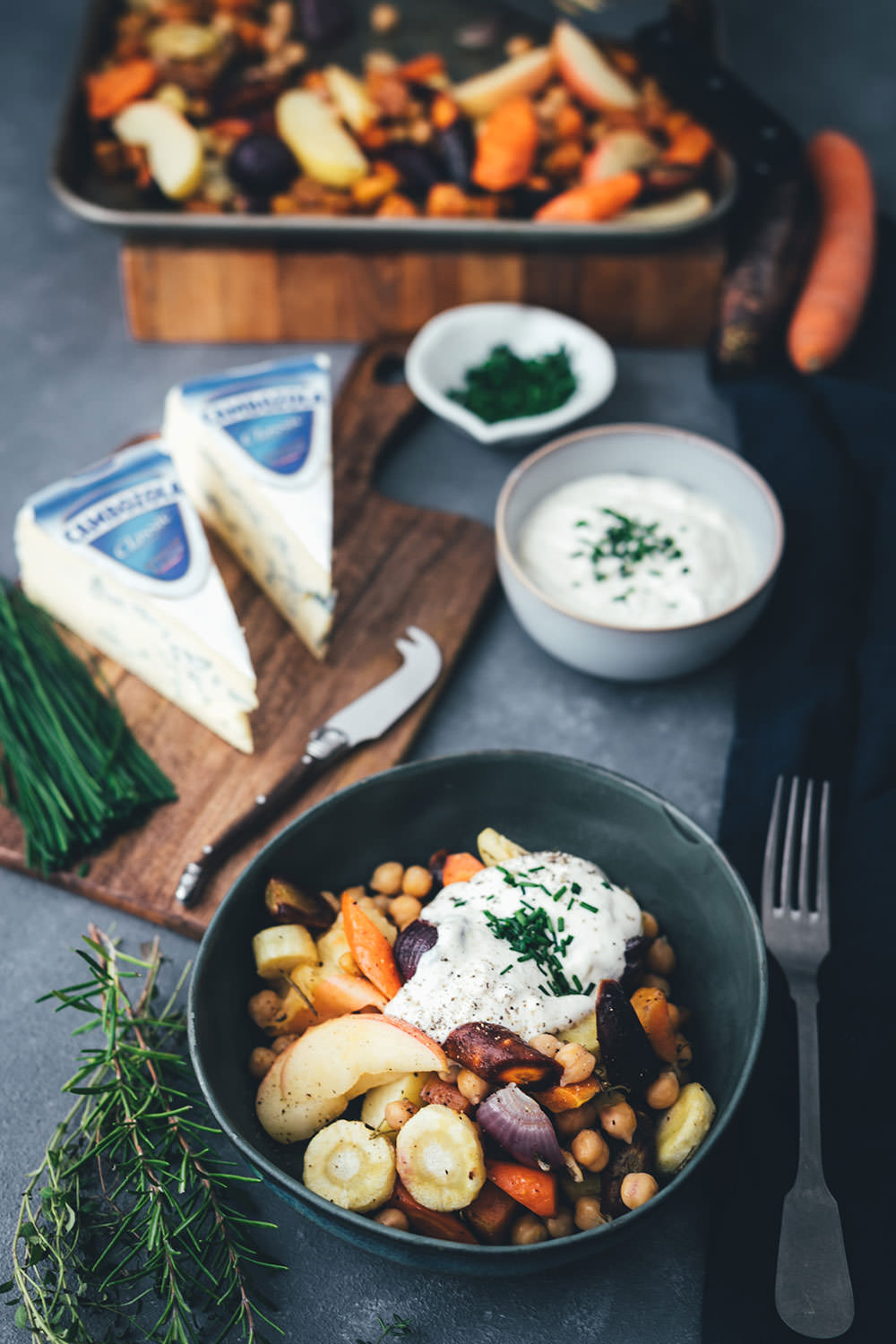 Rezept für herbstliches Ofengemüse mit CAMBOZOLA-Dip | bunte Möhren, Süßkartoffeln und Pastinaken treffen auf Apfel und Kichererbsen und werden mit einem würzigen Blauschimmelkäse-Dip serviert | moeyskitchen.com #ofengemüse #vomblech #sheetpan #onepandinner #vegetarisch #gemüseküche #imherbst #schnellgemacht #rezept #foodblogger