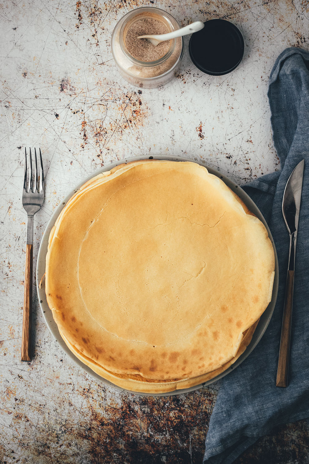 Teller mit einem Stapel goldgelber Pfannkuchen von oben fotografiert | moeyskitchen.com