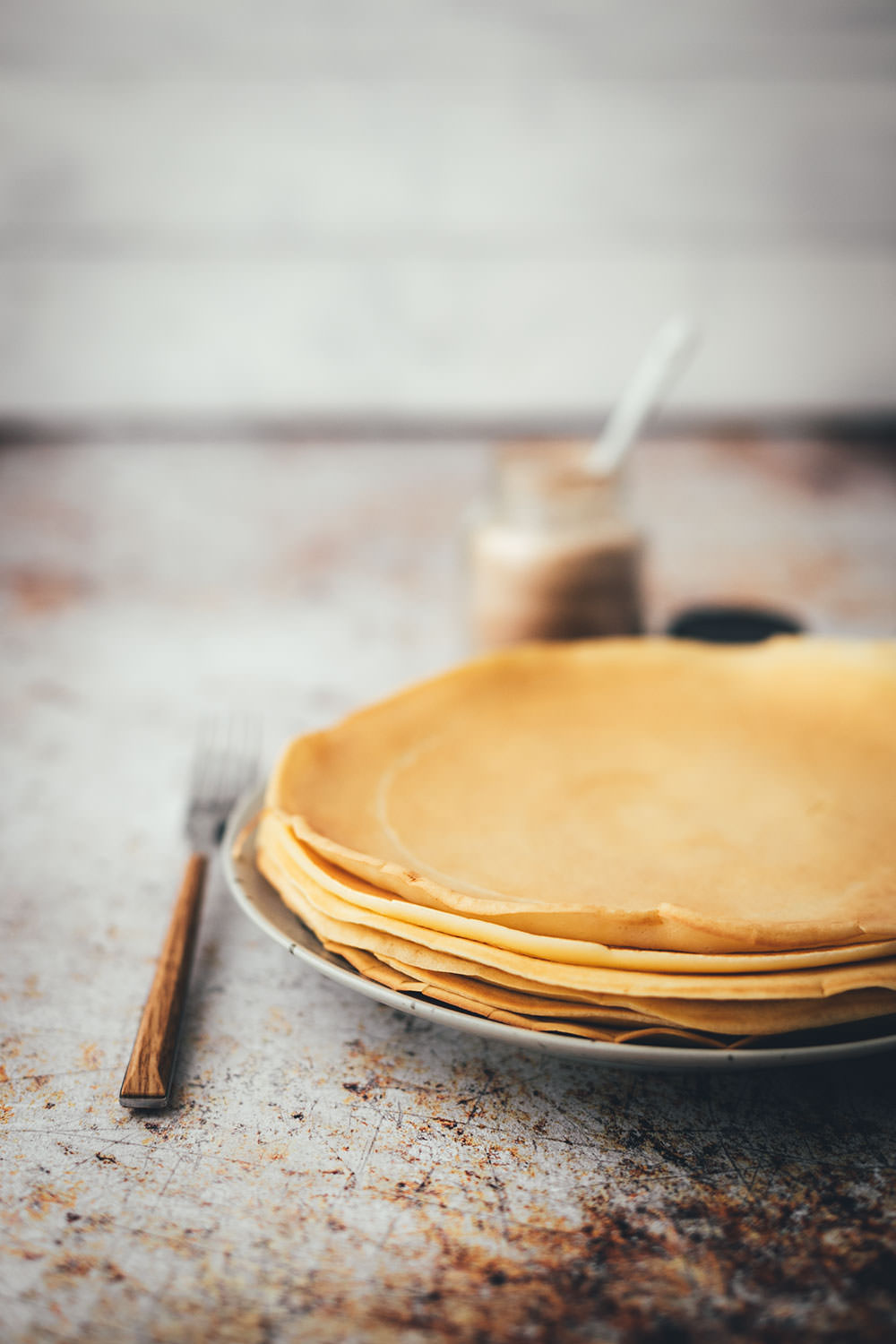 Ein Stapel Pfannkuchen auf einem Teller, von der Seite fotografiert, so dass man die einzelnen Schichten sieht | moeyskitchen.com