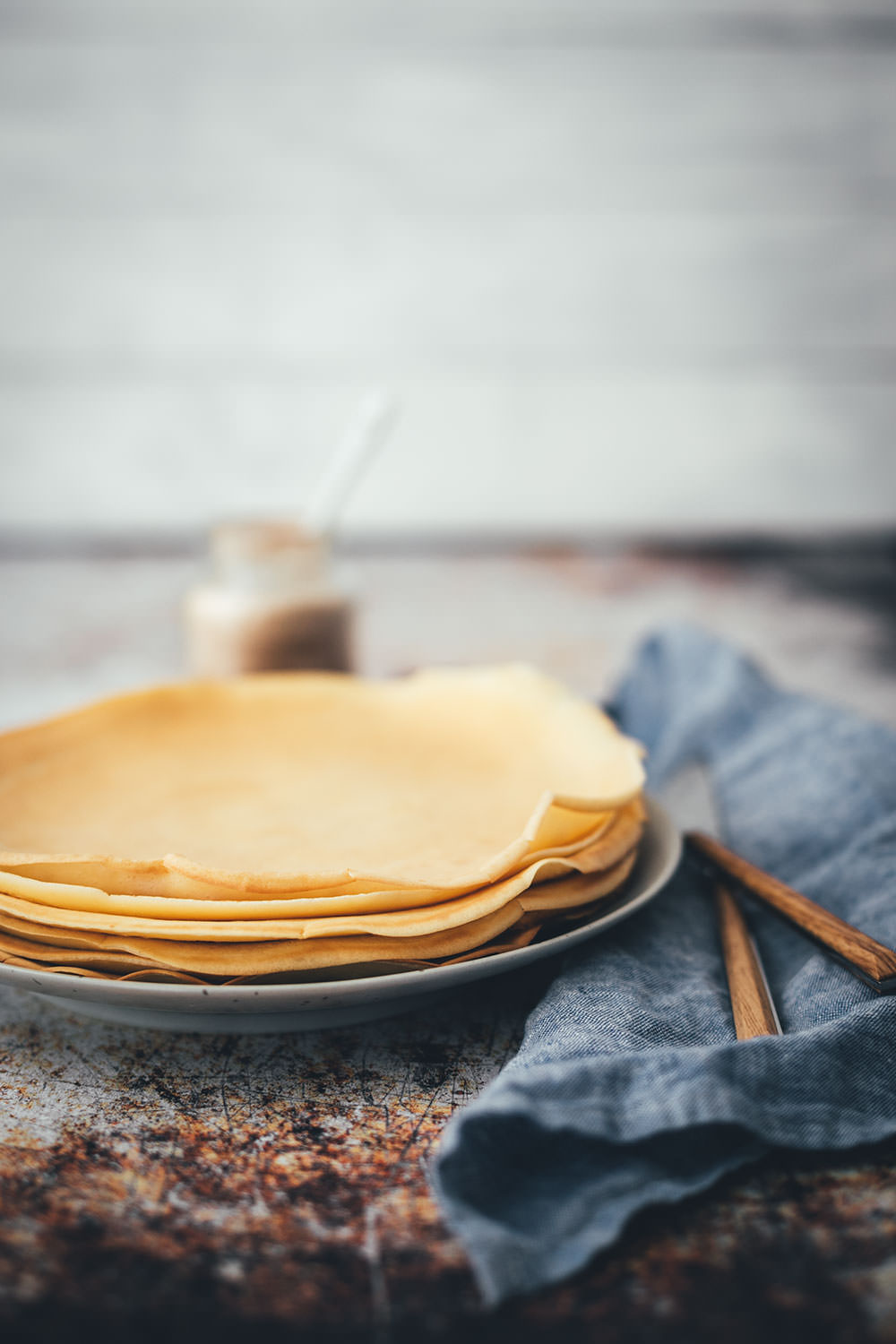 Teller mit einem Stapel Pfannkuchen von der Seite fotografiert für das Pfannkuchen Rezept | moeyskitchen.com