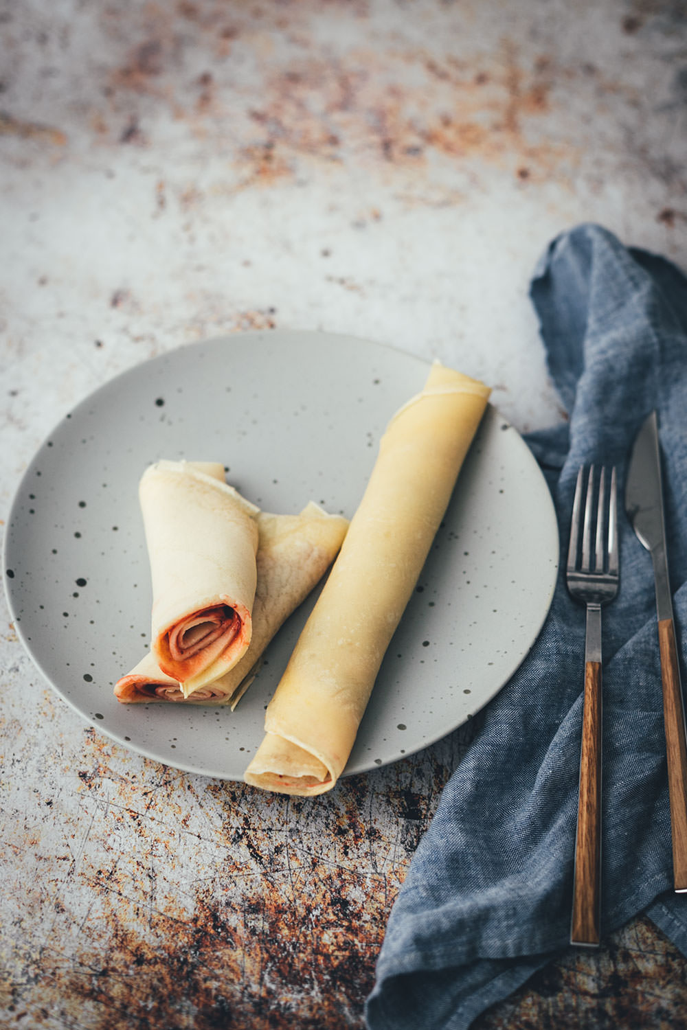 Pfannkuchen Rezept – einfach gerollte und mit Marmelade gefüllte Pfannkuchen auf einem Teller | moeyskitchen.com