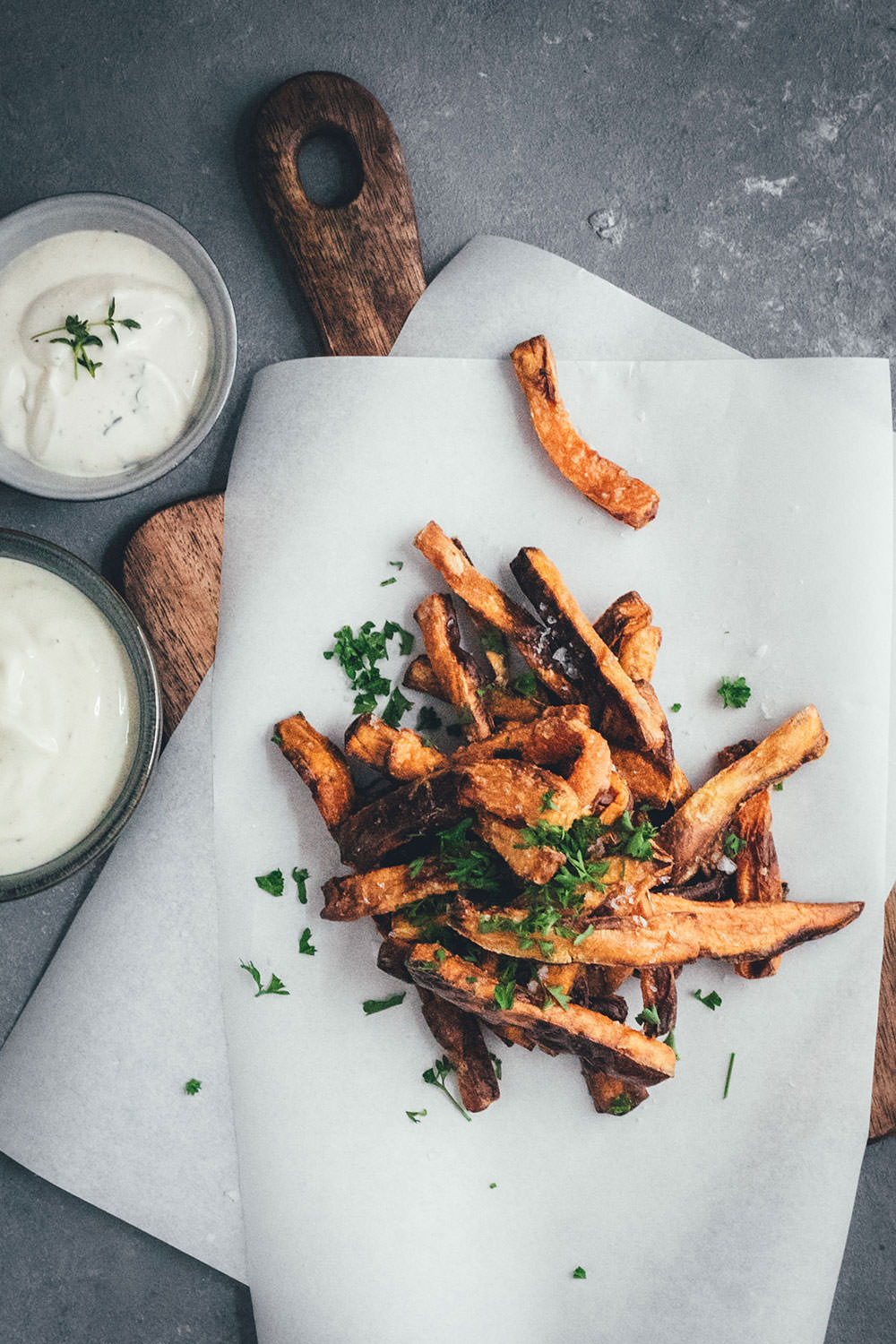 Rezept für die besten Süßkartoffel-Pommes aus dem Airfryer | leckere Fritten aus der Heißluftfritteuse | moeyskitchen.com #süßkartoffelpommes #süßkartoffelfritten #süßkartoffeln #pommes #fritten #fries #sweetpotatofries #airfryer #rezept #foodblog