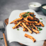 Rezept für die besten Süßkartoffel-Pommes aus dem Airfryer | leckere Fritten aus der Heißluftfritteuse | moeyskitchen.com #süßkartoffelpommes #süßkartoffelfritten #süßkartoffeln #pommes #fritten #fries #sweetpotatofries #airfryer #rezept #foodblog