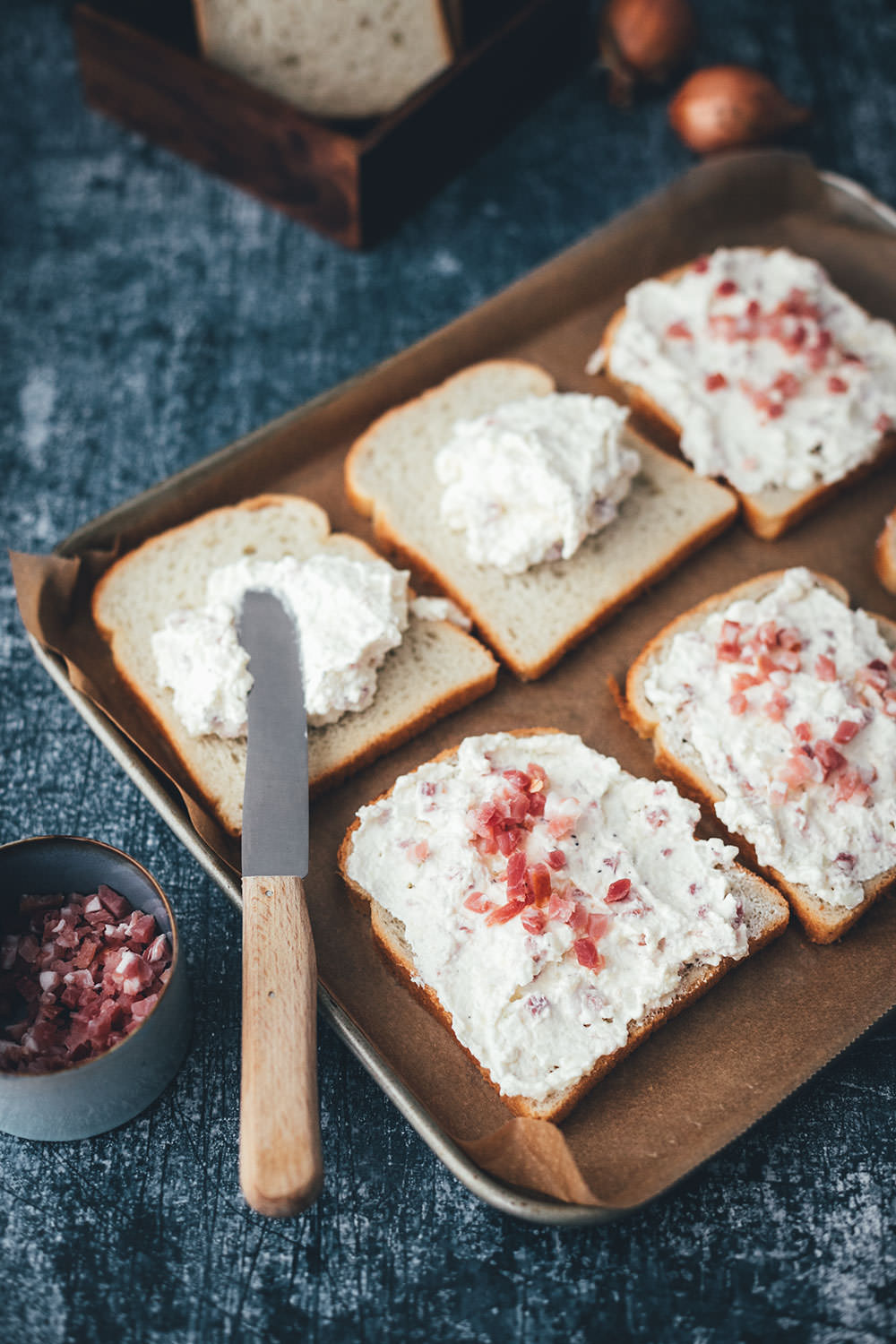 Flammkuchen-Toast – Fix auf dem Tisch! | knuspriges Toast mit herzhaftem Flammkuchen-Belag aus Crème fraîche, Zwiebeln, Speck und Käse | funktioniert mit einfachem Toastbrot oder Sandwich-Brot – einfach im Ofen überbacken | in 20 Minuten zum schnellen Abendessen – perfekt für die Feierabendküche | moeyskitchen.com