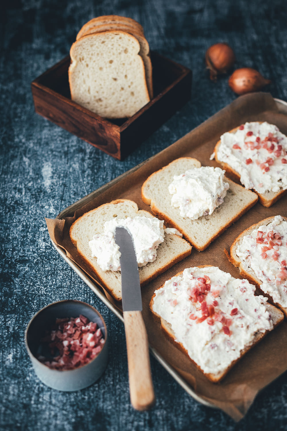 Flammkuchen-Toast – Fix auf dem Tisch! | knuspriges Toast mit herzhaftem Flammkuchen-Belag aus Crème fraîche, Zwiebeln, Speck und Käse | funktioniert mit einfachem Toastbrot oder Sandwich-Brot – einfach im Ofen überbacken | in 20 Minuten zum schnellen Abendessen – perfekt für die Feierabendküche | moeyskitchen.com