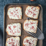 Flammkuchen-Toast – Fix auf dem Tisch! | knuspriges Toast mit herzhaftem Flammkuchen-Belag aus Crème fraîche, Zwiebeln, Speck und Käse | funktioniert mit einfachem Toastbrot oder Sandwich-Brot – einfach im Ofen überbacken | in 20 Minuten zum schnellen Abendessen – perfekt für die Feierabendküche | moeyskitchen.com