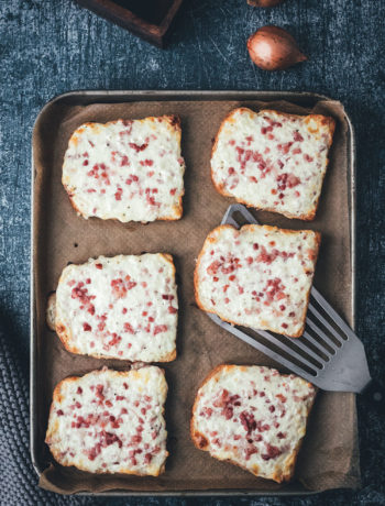 Flammkuchen-Toast – Fix auf dem Tisch! | knuspriges Toast mit herzhaftem Flammkuchen-Belag aus Crème fraîche, Zwiebeln, Speck und Käse | funktioniert mit einfachem Toastbrot oder Sandwich-Brot – einfach im Ofen überbacken | in 20 Minuten zum schnellen Abendessen – perfekt für die Feierabendküche | moeyskitchen.com