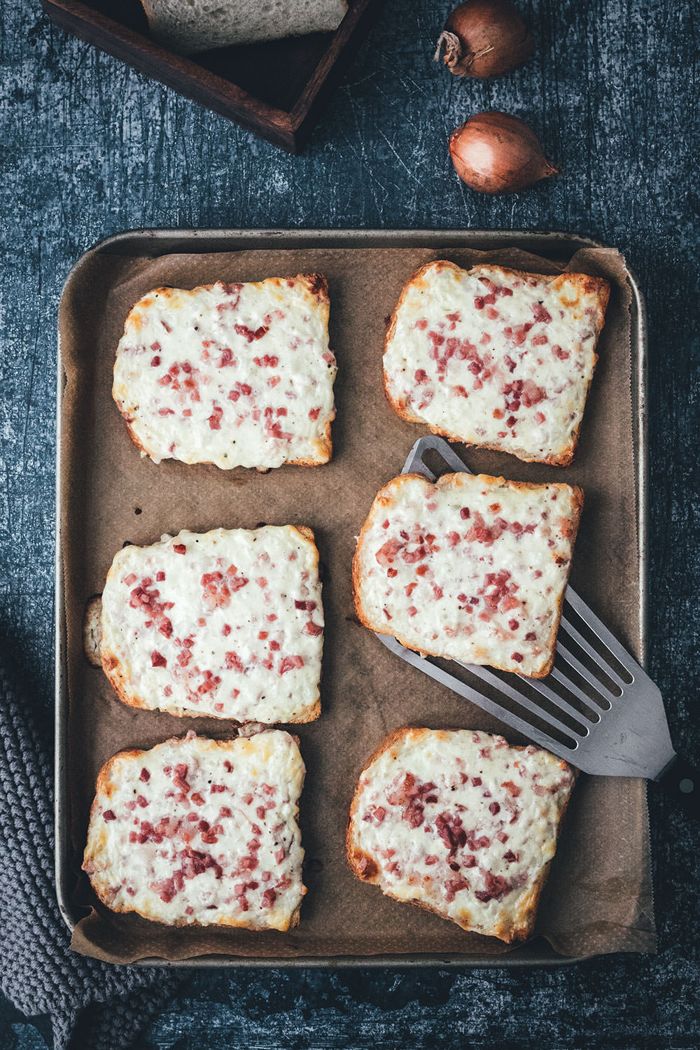 Flammkuchen-Toast – Fix auf dem Tisch! | knuspriges Toast mit herzhaftem Flammkuchen-Belag aus Crème fraîche, Zwiebeln, Speck und Käse | funktioniert mit einfachem Toastbrot oder Sandwich-Brot – einfach im Ofen überbacken | in 20 Minuten zum schnellen Abendessen – perfekt für die Feierabendküche | moeyskitchen.com