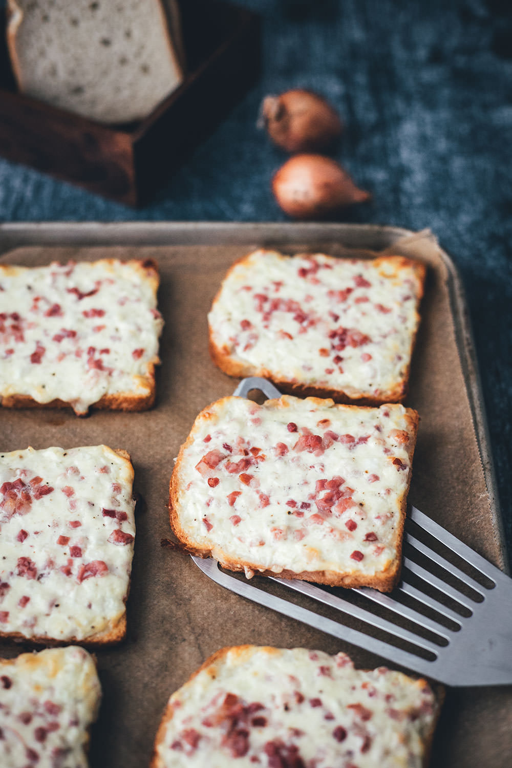 Flammkuchen-Toast – Fix auf dem Tisch! | knuspriges Toast mit herzhaftem Flammkuchen-Belag aus Crème fraîche, Zwiebeln, Speck und Käse | funktioniert mit einfachem Toastbrot oder Sandwich-Brot – einfach im Ofen überbacken | in 20 Minuten zum schnellen Abendessen – perfekt für die Feierabendküche | moeyskitchen.com