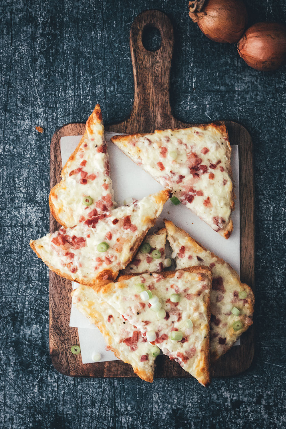 Flammkuchen-Toast – Fix auf dem Tisch! | knuspriges Toast mit herzhaftem Flammkuchen-Belag aus Crème fraîche, Zwiebeln, Speck und Käse | funktioniert mit einfachem Toastbrot oder Sandwich-Brot – einfach im Ofen überbacken | in 20 Minuten zum schnellen Abendessen – perfekt für die Feierabendküche | moeyskitchen.com