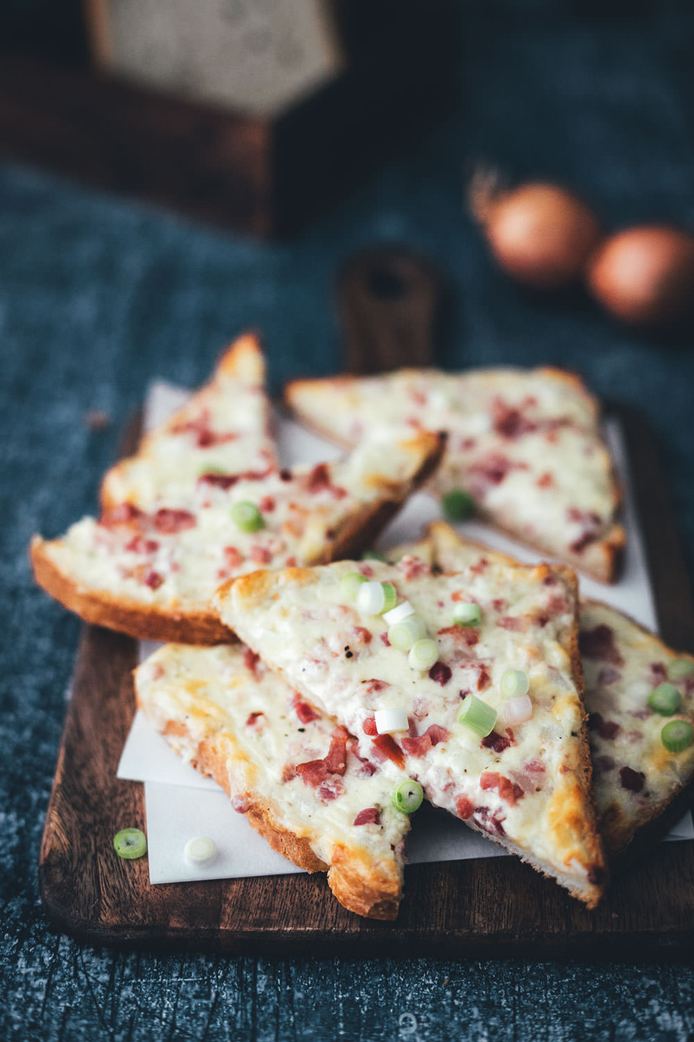 Flammkuchen-Toast – Fix auf dem Tisch! | knuspriges Toast mit herzhaftem Flammkuchen-Belag aus Crème fraîche, Zwiebeln, Speck und Käse | funktioniert mit einfachem Toastbrot oder Sandwich-Brot – einfach im Ofen überbacken | in 20 Minuten zum schnellen Abendessen – perfekt für die Feierabendküche | moeyskitchen.com