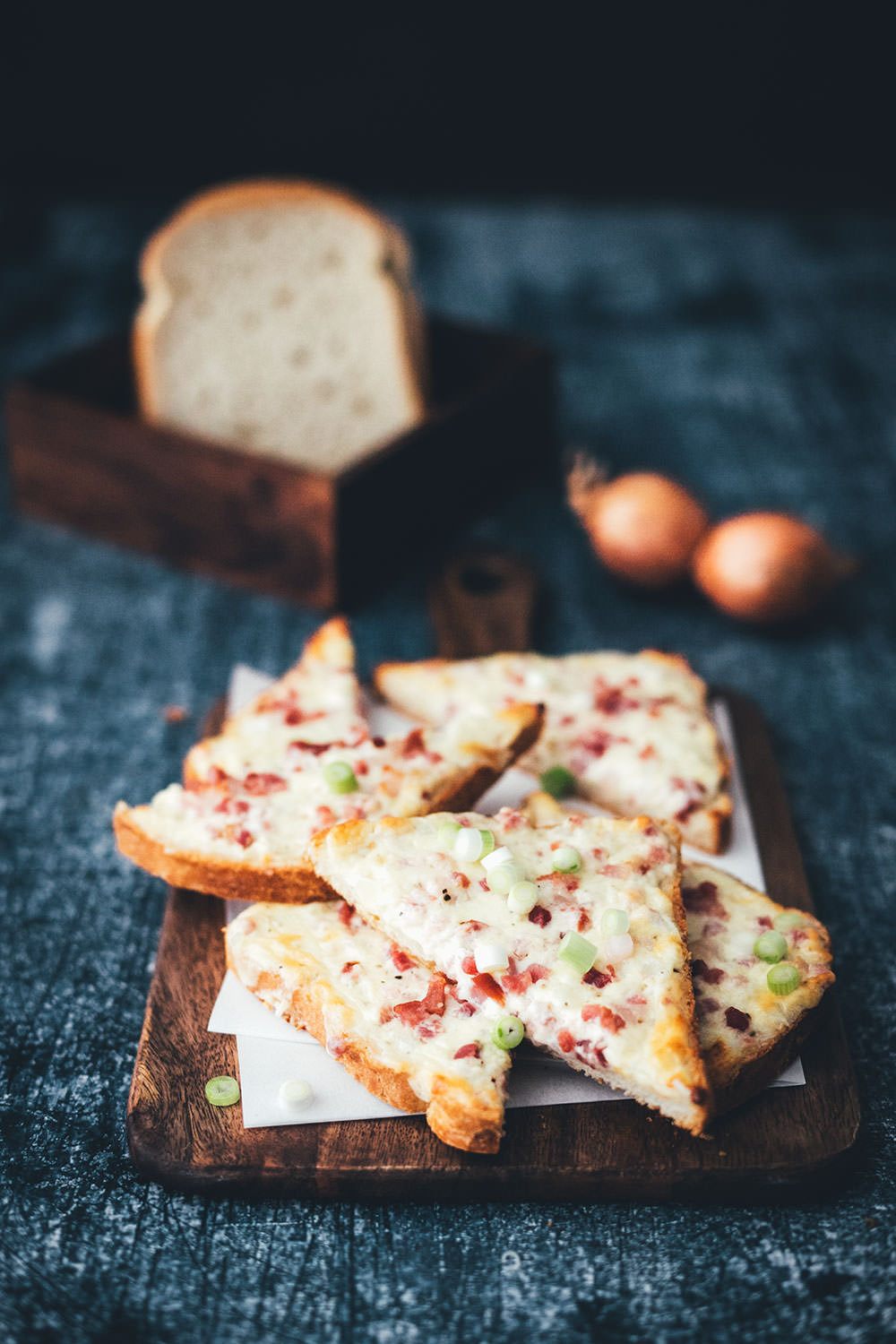 Flammkuchen-Toast – Fix auf dem Tisch! | knuspriges Toast mit herzhaftem Flammkuchen-Belag aus Crème fraîche, Zwiebeln, Speck und Käse | funktioniert mit einfachem Toastbrot oder Sandwich-Brot – einfach im Ofen überbacken | in 20 Minuten zum schnellen Abendessen – perfekt für die Feierabendküche | moeyskitchen.com