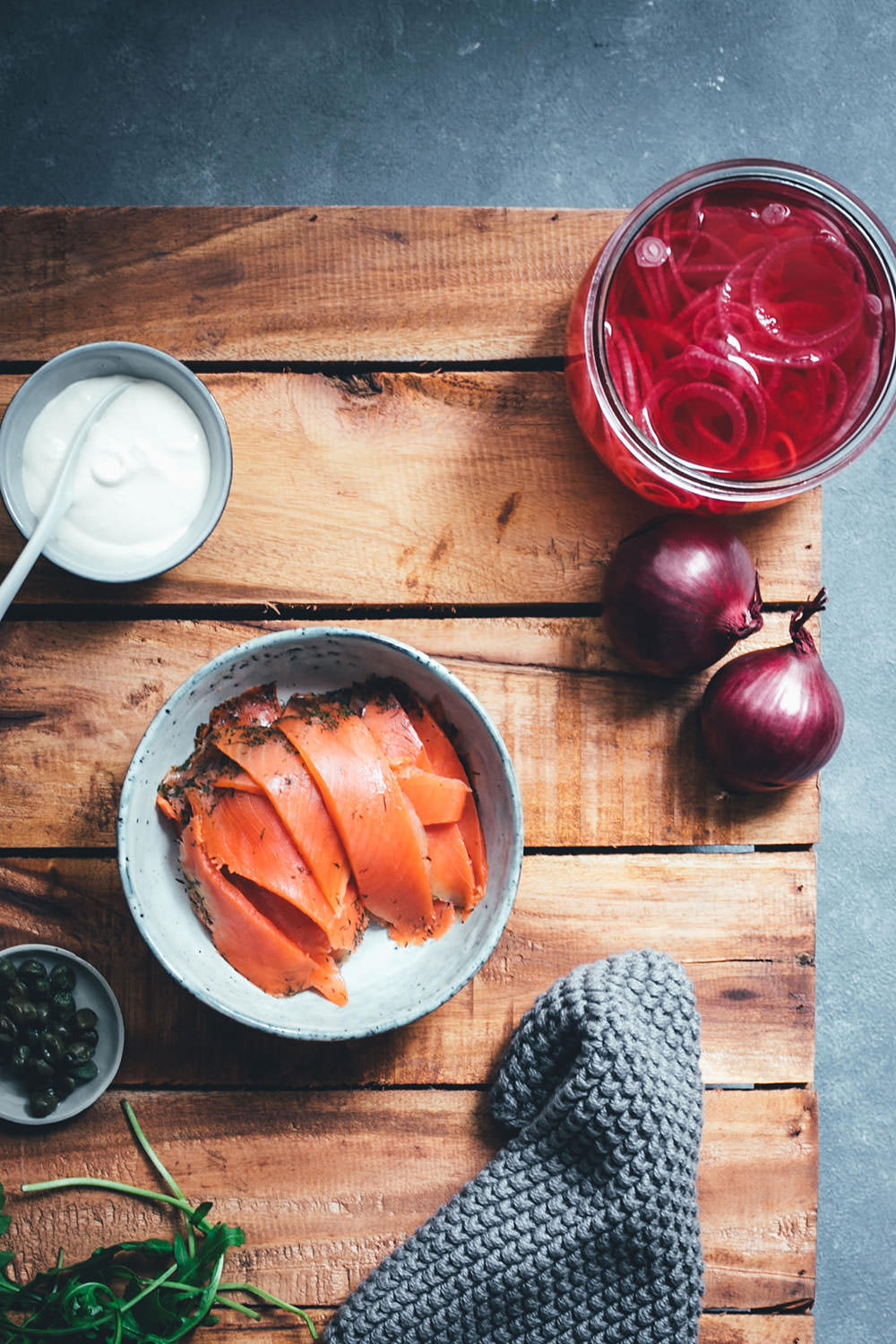 Herzhafter Pfannkuchen – Dutch Baby Pancake als Ofenpfannkuchen | gefüllt mit Graved Lachs, eingelegten roten Zwiebeln, Rucola, Kapern und Crème fraîche | perfekt für Frühstück & Brunch, zum Mittagessen oder für die schnelle Feierabendküche | einfaches Rezept mit Fisch | moeyskitchen.com