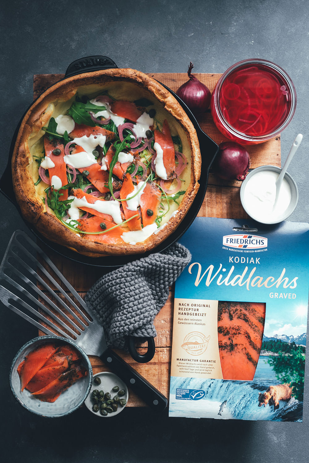 Herzhafter Pfannkuchen – Dutch Baby Pancake als Ofenpfannkuchen | gefüllt mit Graved Lachs, eingelegten roten Zwiebeln, Rucola, Kapern und Crème fraîche | perfekt für Frühstück & Brunch, zum Mittagessen oder für die schnelle Feierabendküche | einfaches Rezept mit Fisch | moeyskitchen.com