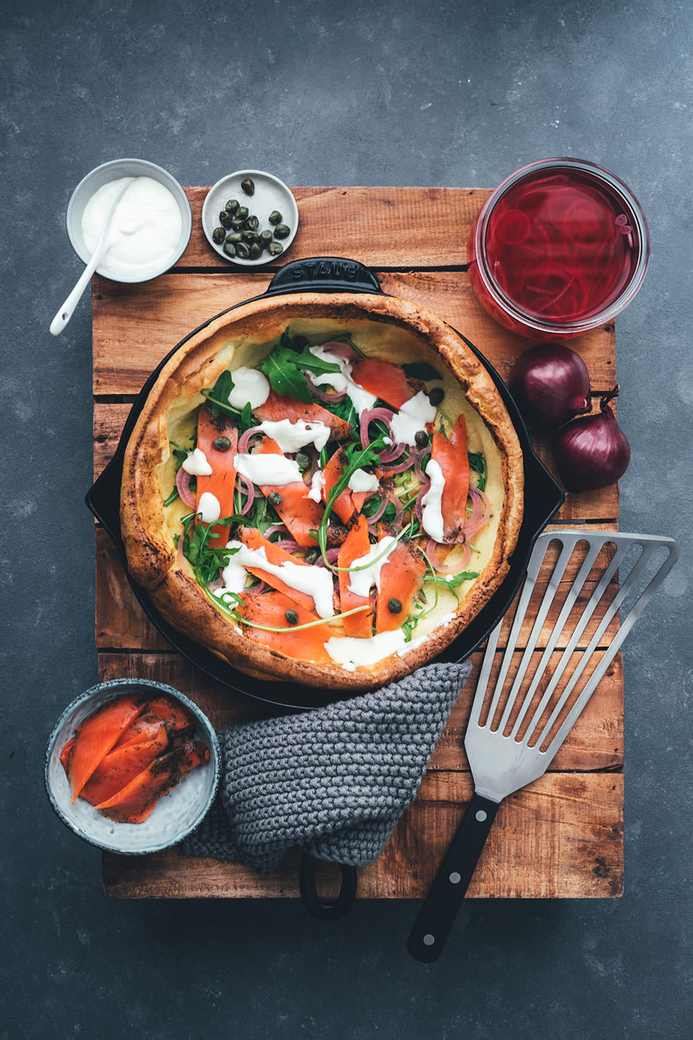 Herzhafter Pfannkuchen – Dutch Baby Pancake als Ofenpfannkuchen | gefüllt mit Graved Lachs, eingelegten roten Zwiebeln, Rucola, Kapern und Crème fraîche | perfekt für Frühstück & Brunch, zum Mittagessen oder für die schnelle Feierabendküche | einfaches Rezept mit Fisch | moeyskitchen.com