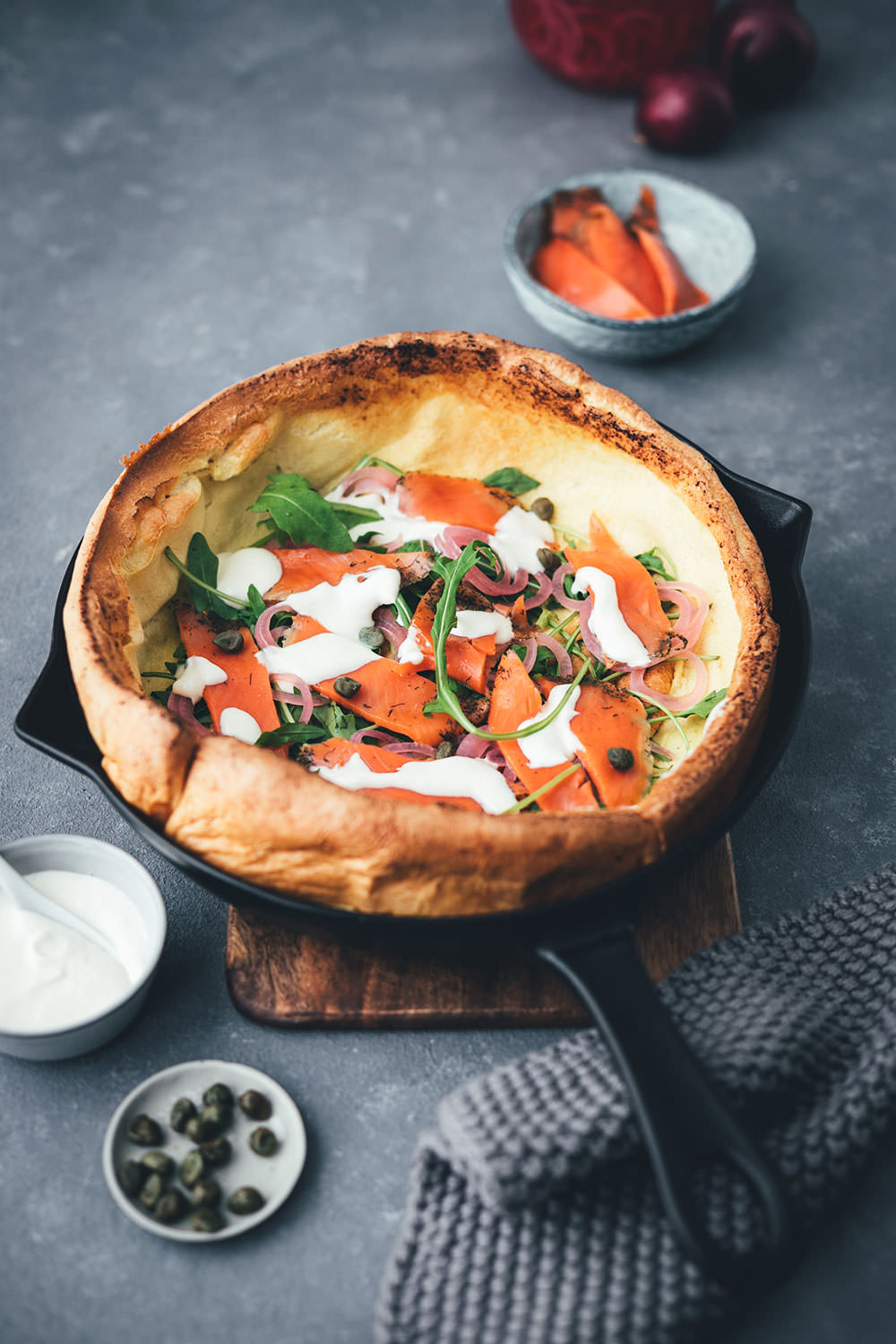 Herzhafter Pfannkuchen – Dutch Baby Pancake als Ofenpfannkuchen | gefüllt mit Graved Lachs, eingelegten roten Zwiebeln, Rucola, Kapern und Crème fraîche | perfekt für Frühstück & Brunch, zum Mittagessen oder für die schnelle Feierabendküche | einfaches Rezept mit Fisch | moeyskitchen.com