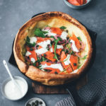 Herzhafter Pfannkuchen – Dutch Baby Pancake als Ofenpfannkuchen | gefüllt mit Graved Lachs, eingelegten roten Zwiebeln, Rucola, Kapern und Crème fraîche | perfekt für Frühstück & Brunch, zum Mittagessen oder für die schnelle Feierabendküche | einfaches Rezept mit Fisch | moeyskitchen.com