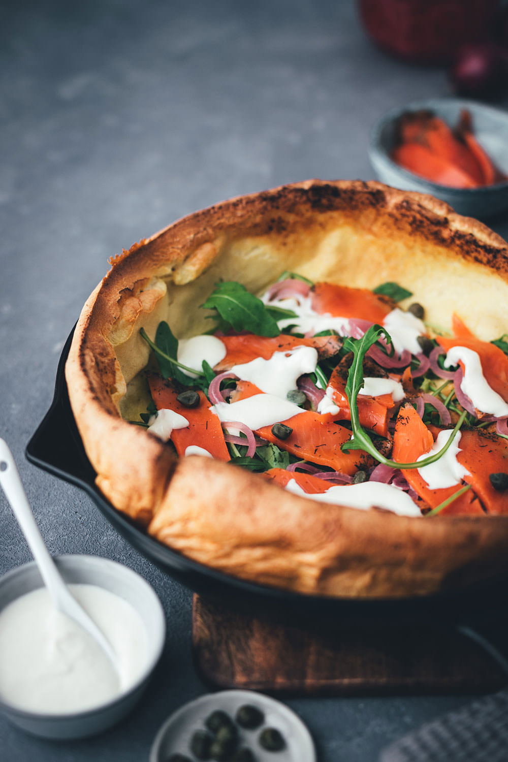 Herzhafter Pfannkuchen – Dutch Baby Pancake als Ofenpfannkuchen | gefüllt mit Graved Lachs, eingelegten roten Zwiebeln, Rucola, Kapern und Crème fraîche | perfekt für Frühstück & Brunch, zum Mittagessen oder für die schnelle Feierabendküche | einfaches Rezept mit Fisch | moeyskitchen.com