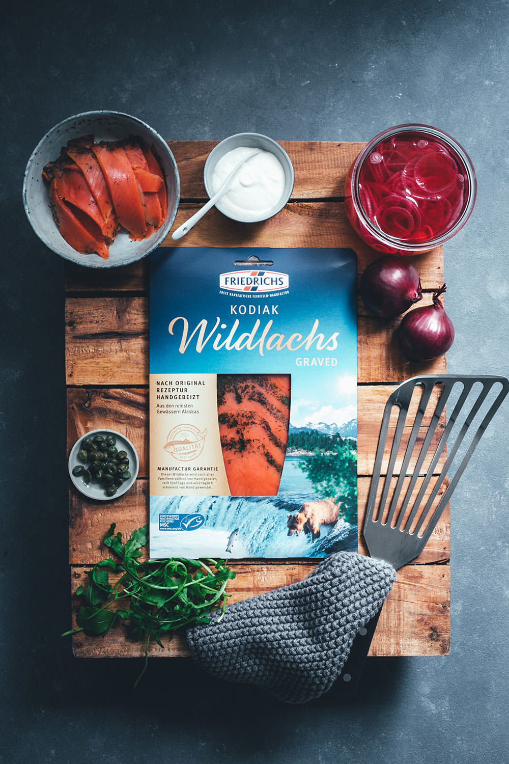 Herzhafter Pfannkuchen – Dutch Baby Pancake als Ofenpfannkuchen | gefüllt mit Graved Lachs, eingelegten roten Zwiebeln, Rucola, Kapern und Crème fraîche | perfekt für Frühstück & Brunch, zum Mittagessen oder für die schnelle Feierabendküche | einfaches Rezept mit Fisch | moeyskitchen.com
