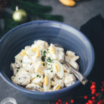 Hier teile ich das Rezept für klassischen Kartoffelsalat mit Würstchen mit euch, wie man ihn in meiner Familie traditionell an Heiligabend isst. Es ist ein super einfacher und so leckerer Kartoffelsalat mit Mayonnaise, Gurken, Schnittlauch und hart gekochten Eiern. Dazu passen Wiener Würstchen oder Bockwürstchen und Senf. Der Salat schmeckt aber nicht nur zu Weihnachten, sondern auch das ganze Jahr über, zum Beispiel als Beilage zum Grillen. | moeyskitchen.com