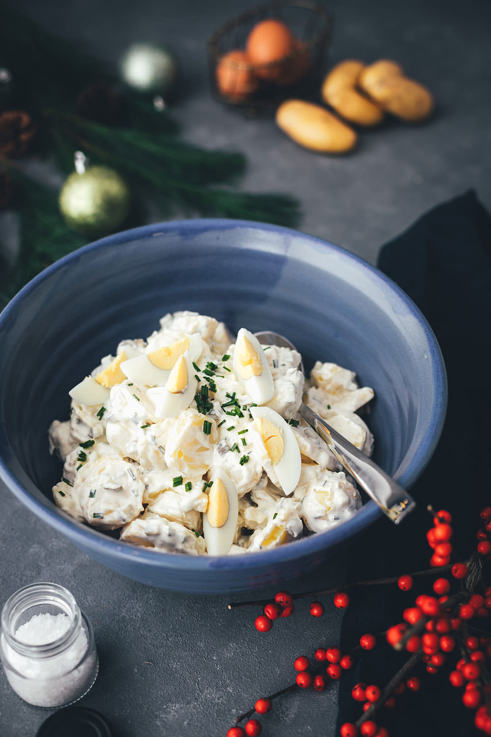 Hier teile ich das Rezept für klassischen Kartoffelsalat mit Würstchen mit euch, wie man ihn in meiner Familie traditionell an Heiligabend isst. Es ist ein super einfacher und so leckerer Kartoffelsalat mit Mayonnaise, Gurken, Schnittlauch und hart gekochten Eiern. Dazu passen Wiener Würstchen oder Bockwürstchen und Senf. Der Salat schmeckt aber nicht nur zu Weihnachten, sondern auch das ganze Jahr über, zum Beispiel als Beilage zum Grillen. | moeyskitchen.com