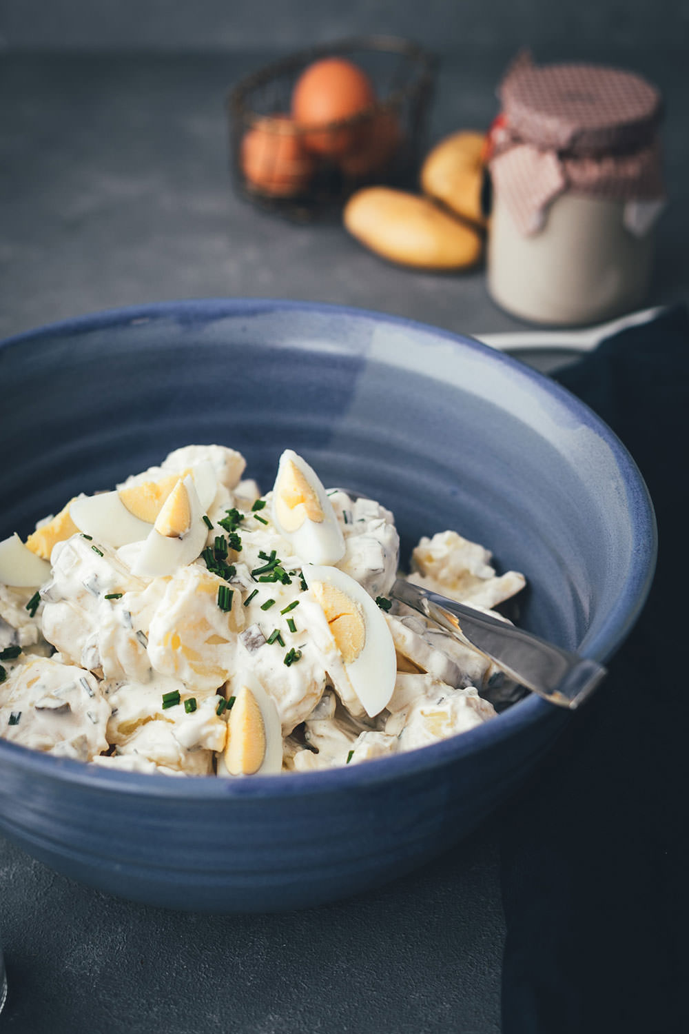 Der Klassiker: Kartoffelsalat mit Würstchen! Hier verrate ich unser Familienrezept für klassischen Kartoffelsalat mit Mayonnaise. Er wird mit Gurken, Schnittlauch und Ei zubereitet und passt perfekt zu Wiener Würstchen oder Bockwürstchen mit Senf. Auch als Grillbeilage zu Bratwürstchen ist er im Sommer perfekt. Im Winter schmeckt er zu Weihnachten, zum Beispiel klassisch an Heiligabend oder auch an Silvester. | moeyskitchen.com