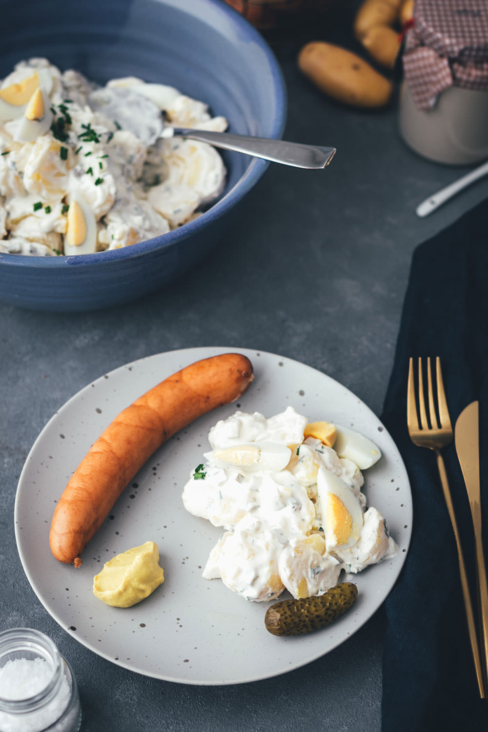 Der Klassiker: Kartoffelsalat mit Würstchen! Hier verrate ich unser Familienrezept für klassischen Kartoffelsalat mit Mayonnaise. Er wird mit Gurken, Schnittlauch und Ei zubereitet und passt perfekt zu Wiener Würstchen oder Bockwürstchen mit Senf. Auch als Grillbeilage zu Bratwürstchen ist er im Sommer perfekt. Im Winter schmeckt er zu Weihnachten, zum Beispiel klassisch an Heiligabend oder auch an Silvester. | moeyskitchen.com