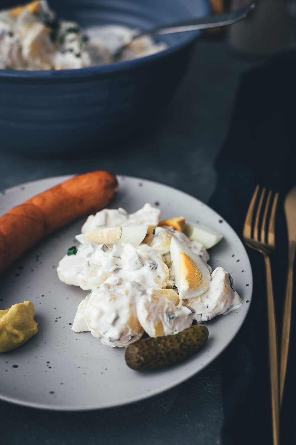 Der Klassiker: Kartoffelsalat mit Würstchen! Hier verrate ich unser Familienrezept für klassischen Kartoffelsalat mit Mayonnaise. Er wird mit Gurken, Schnittlauch und Ei zubereitet und passt perfekt zu Wiener Würstchen oder Bockwürstchen mit Senf. Auch als Grillbeilage zu Bratwürstchen ist er im Sommer perfekt. Im Winter schmeckt er zu Weihnachten, zum Beispiel klassisch an Heiligabend oder auch an Silvester. | moeyskitchen.com