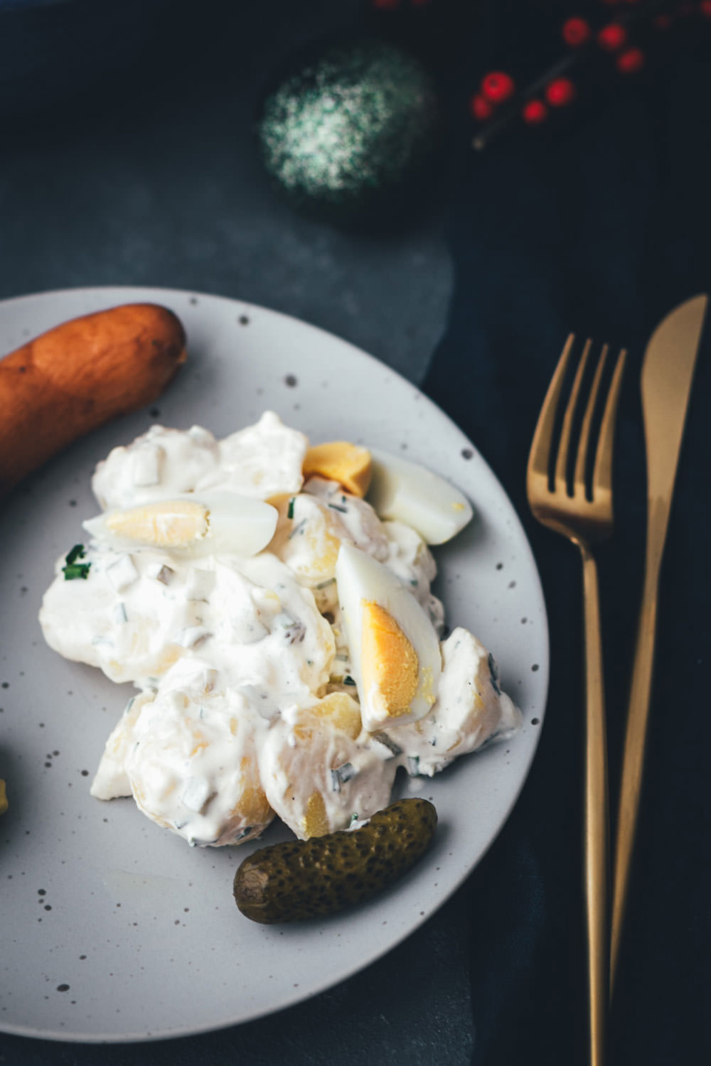 Hier teile ich das Rezept für klassischen Kartoffelsalat mit Würstchen mit euch, wie man ihn in meiner Familie traditionell an Heiligabend isst. Es ist ein super einfacher und so leckerer Kartoffelsalat mit Mayonnaise, Gurken, Schnittlauch und hart gekochten Eiern. Dazu passen Wiener Würstchen oder Bockwürstchen und Senf. Der Salat schmeckt aber nicht nur zu Weihnachten, sondern auch das ganze Jahr über, zum Beispiel als Beilage zum Grillen. | moeyskitchen.com