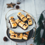 Eine tolle Abwechslung auf dem Plätzchenteller sind diese saftigen Kokos-Riegel mit Schokolade! Basis ist ein knuspriger Mürbeteig, getoppt mit einem weichen Belag aus Kokosflocken und gezuckerter Kondensmilch. Neben den ganzen Keks-Klassikern zu Weihnachten ist das eine tolle und leckere Alternative, die ich noch mit Schokolade verziere. Die Riegel erinnern von der Art her etwas an Nussecken und schmecken dezent und lecker nach Kokos. | moeyskitchen.com