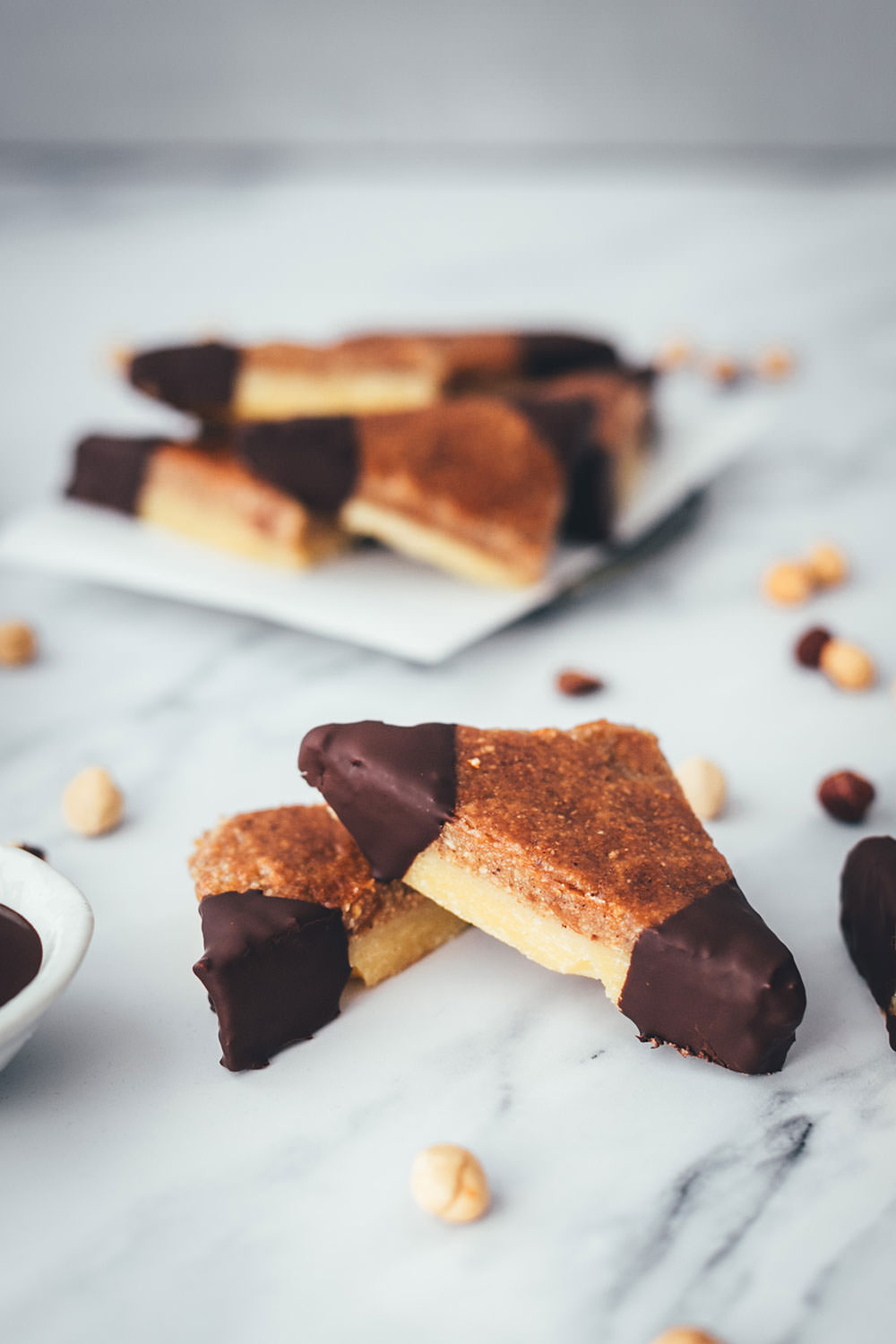 Hier habe ich das Rezept für super einfache und so saftige Nussecken. Ein einfacher Mürbeteig wird mit Aprikosenkonfitüre und einer saftigen Nussmasse mit Haselnüssen belegt und gebacken. Die Zubereitung ist kinderleicht und die Nussecken sind super schnell im Ofen. Sie schmecken das ganze Jahr über zu jeder Gelegenheit, passen aber auch hervorragend zu Weihnachten und in die Adventszeit, dank reichlich Nüssen und Schokolade | moeyskitchen.com