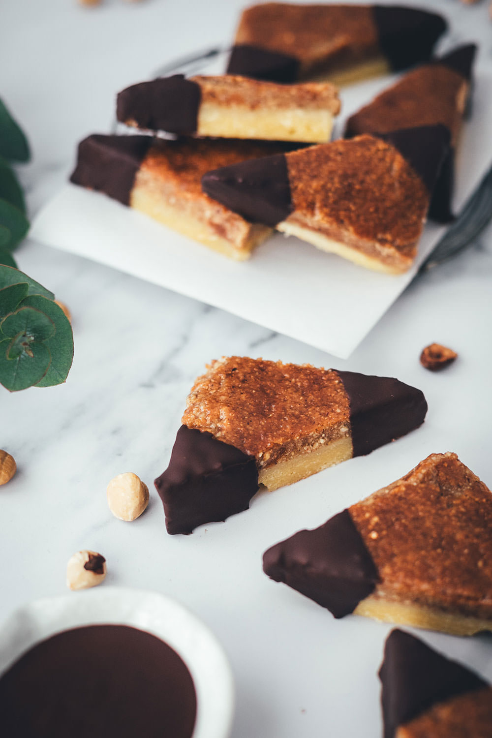 Hier habe ich das Rezept für super einfache und so saftige Nussecken. Ein einfacher Mürbeteig wird mit Aprikosenkonfitüre und einer saftigen Nussmasse mit Haselnüssen belegt und gebacken. Die Zubereitung ist kinderleicht und die Nussecken sind super schnell im Ofen. Sie schmecken das ganze Jahr über zu jeder Gelegenheit, passen aber auch hervorragend zu Weihnachten und in die Adventszeit, dank reichlich Nüssen und Schokolade | moeyskitchen.com