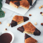 Hier habe ich das Rezept für super einfache und so saftige Nussecken. Ein einfacher Mürbeteig wird mit Aprikosenkonfitüre und einer saftigen Nussmasse mit Haselnüssen belegt und gebacken. Die Zubereitung ist kinderleicht und die Nussecken sind super schnell im Ofen. Sie schmecken das ganze Jahr über zu jeder Gelegenheit, passen aber auch hervorragend zu Weihnachten und in die Adventszeit, dank reichlich Nüssen und Schokolade | moeyskitchen.com