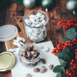 Schoko-Mandeln wie vom Weihnachtsmarkt! Hier habe ich zwei Rezepte für leckere Schoko-Gewürz-Mandeln: einmal in einer hellen Variante mit weißer Schokolade, Spekulatius-Gewürz und Puderzucker. Und dann noch in einer dunklen Variante mit Zartbitter-Schokolade, Lebkuchen-Gewürz und Kakao. Die Schoko-Mandeln sind blitzschnell zubereitet und so einfach selbst gemacht und eignen sich hervorragend als kulinarisches Geschenk aus der Küche. Perfekt für die Advents- und Weihnachtszeit und eine leckere Abwechslung auf dem Plätzchenteller zu Weihnachten! | moeyskitchen.com
