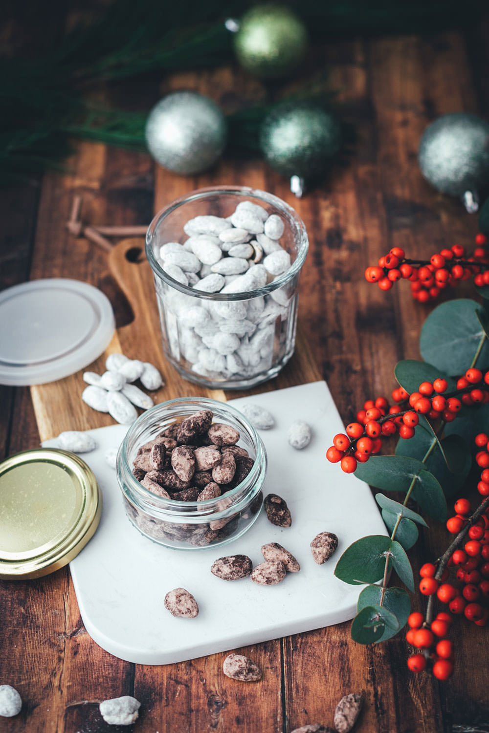 Schoko-Mandeln wie vom Weihnachtsmarkt! Hier habe ich zwei Rezepte für leckere Schoko-Gewürz-Mandeln: einmal in einer hellen Variante mit weißer Schokolade, Spekulatius-Gewürz und Puderzucker. Und dann noch in einer dunklen Variante mit Zartbitter-Schokolade, Lebkuchen-Gewürz und Kakao. Die Schoko-Mandeln sind blitzschnell zubereitet und so einfach selbst gemacht und eignen sich hervorragend als kulinarisches Geschenk aus der Küche. Perfekt für die Advents- und Weihnachtszeit und eine leckere Abwechslung auf dem Plätzchenteller zu Weihnachten! | moeyskitchen.com