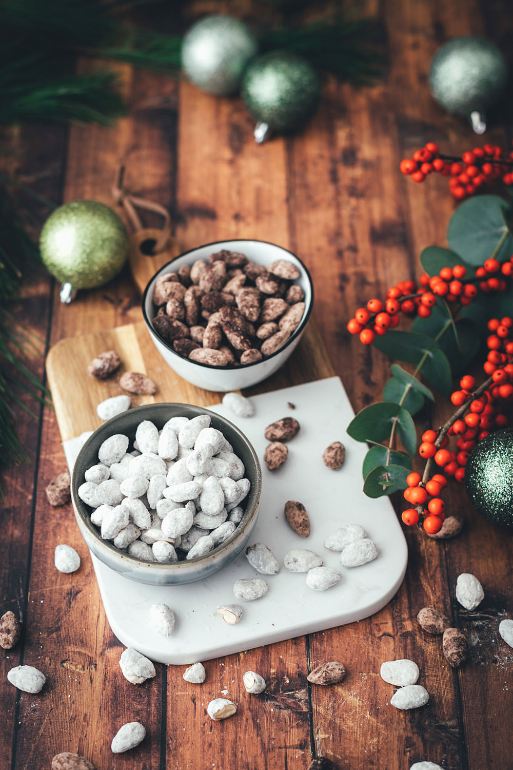 Schoko-Mandeln wie vom Weihnachtsmarkt! Hier habe ich zwei Rezepte für leckere Schoko-Gewürz-Mandeln: einmal in einer hellen Variante mit weißer Schokolade, Spekulatius-Gewürz und Puderzucker. Und dann noch in einer dunklen Variante mit Zartbitter-Schokolade, Lebkuchen-Gewürz und Kakao. Die Schoko-Mandeln sind blitzschnell zubereitet und so einfach selbst gemacht und eignen sich hervorragend als kulinarisches Geschenk aus der Küche. Perfekt für die Advents- und Weihnachtszeit und eine leckere Abwechslung auf dem Plätzchenteller zu Weihnachten! | moeyskitchen.com
