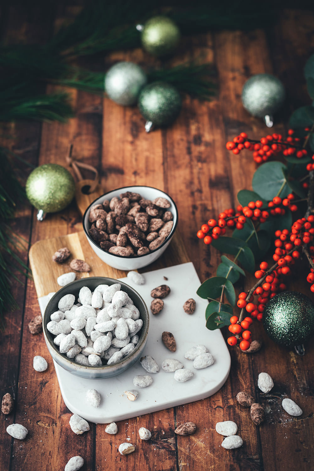 Schoko-Mandeln wie vom Weihnachtsmarkt! Hier habe ich zwei Rezepte für leckere Schoko-Gewürz-Mandeln: einmal in einer hellen Variante mit weißer Schokolade, Spekulatius-Gewürz und Puderzucker. Und dann noch in einer dunklen Variante mit Zartbitter-Schokolade, Lebkuchen-Gewürz und Kakao. Die Schoko-Mandeln sind blitzschnell zubereitet und so einfach selbst gemacht und eignen sich hervorragend als kulinarisches Geschenk aus der Küche. Perfekt für die Advents- und Weihnachtszeit und eine leckere Abwechslung auf dem Plätzchenteller zu Weihnachten! | moeyskitchen.com