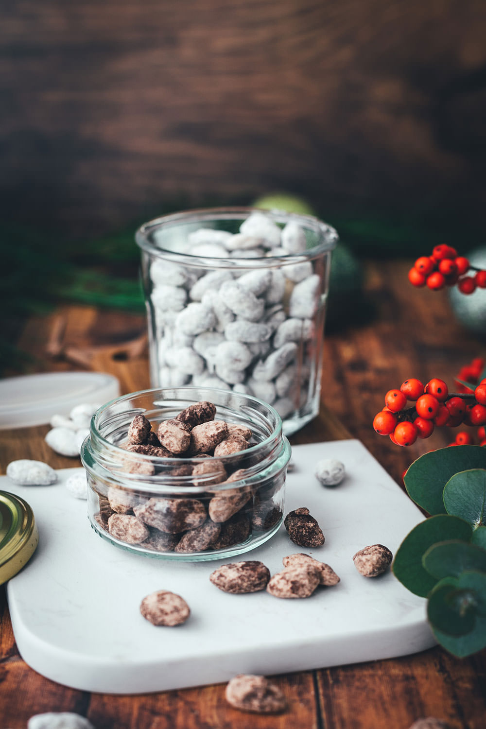 Schoko-Mandeln wie vom Weihnachtsmarkt! Hier habe ich zwei Rezepte für leckere Schoko-Gewürz-Mandeln: einmal in einer hellen Variante mit weißer Schokolade, Spekulatius-Gewürz und Puderzucker. Und dann noch in einer dunklen Variante mit Zartbitter-Schokolade, Lebkuchen-Gewürz und Kakao. Die Schoko-Mandeln sind blitzschnell zubereitet und so einfach selbst gemacht und eignen sich hervorragend als kulinarisches Geschenk aus der Küche. Perfekt für die Advents- und Weihnachtszeit und eine leckere Abwechslung auf dem Plätzchenteller zu Weihnachten! | moeyskitchen.com